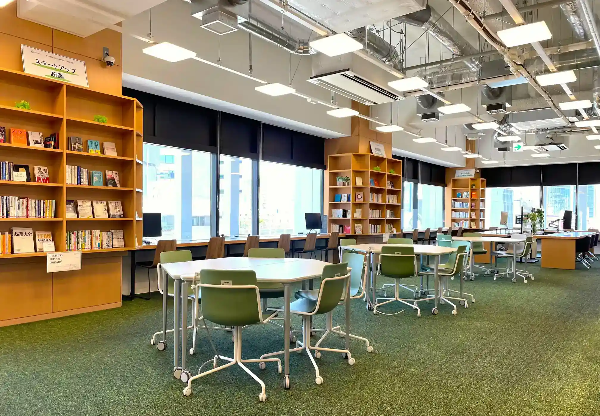 コワーキングスペースの交流風景